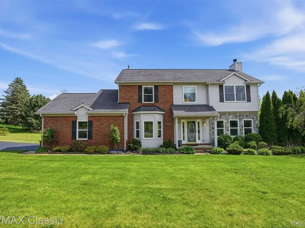 5500 Irene Blvd, White Lake, MI 48383