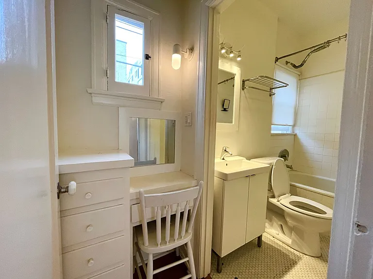 933 Ocean Ave #11 — Photo 7