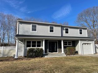 4 Eason Dr, Ridge, NY 11961