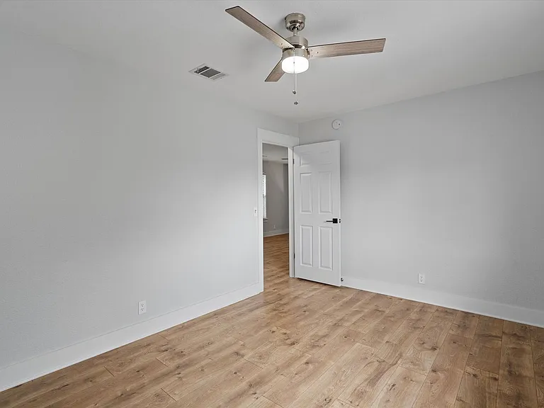 1203 Thackeray Ln — Photo 29