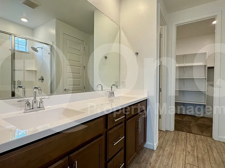 1068 E Sabino Dr — Photo 29