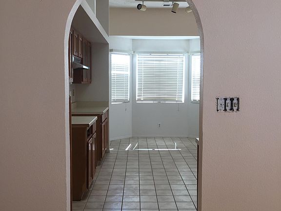 entry way to kitchen