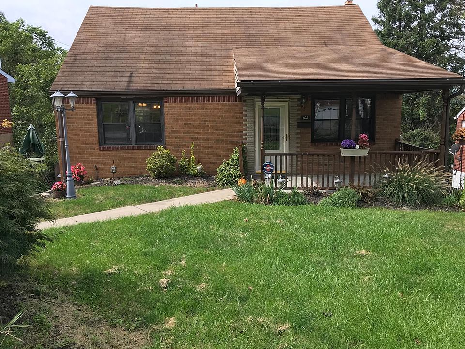 Welcome home to 108 Keefer, with easy direct entry and walko