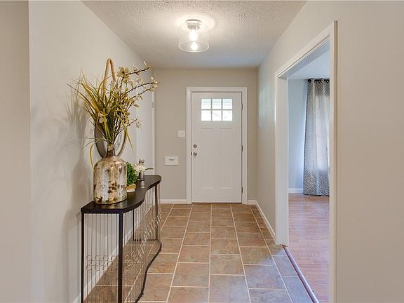 5th image of 433 E Jefferson Dr