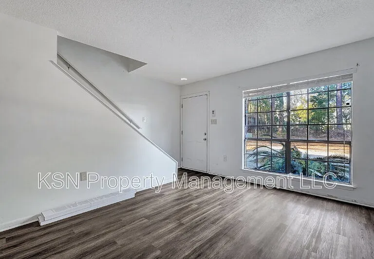 2220 E Victory Dr #24 — Photo 5