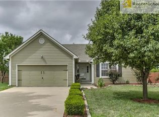 928 E Cottage Creek Dr, Gardner, KS 66030