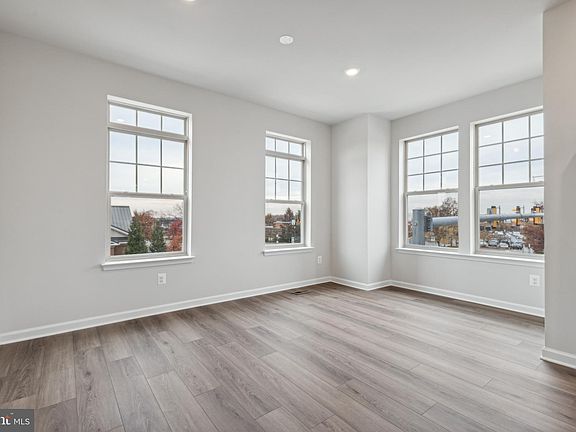 4th image of 901 Sawback Sq NE