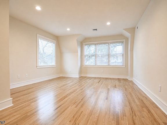 4th image of 676 Bloomfield Ave #6