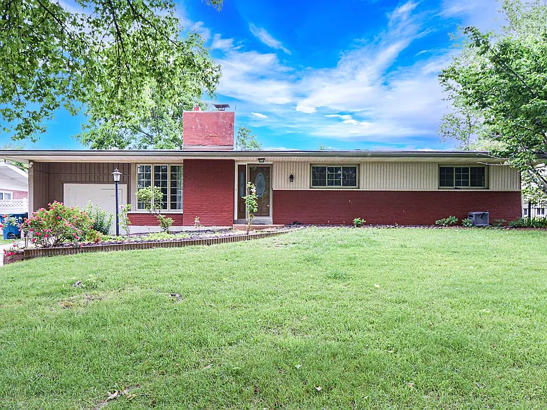 819 Renee Ln — Photo 1