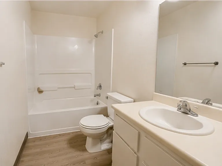 Willow Creek Apartments — Photo 23