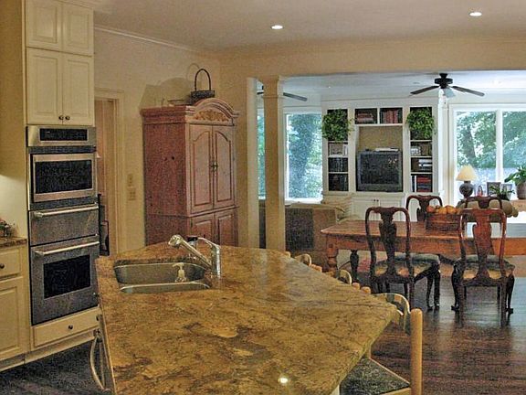 Thermador ovens, instant hot water and opens to a huge breakfast bar and room!