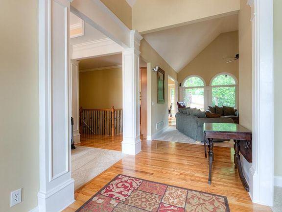 4th image of 1097 Meadow Brook Dr