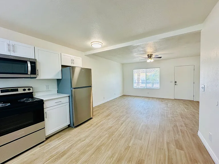 4424 Bellevue Newly Renovated Apartments with All Appliances Included! — Photo 12