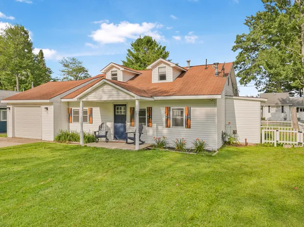 321 Devonshire Dr, Prudenville, MI 48651