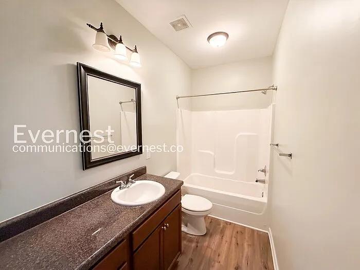 208 Hampton Dr — Photo 8