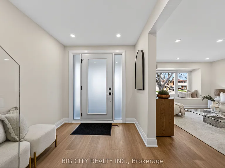 26 Carondale Cres — Photo 4