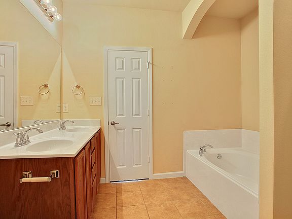 3rd image of 13982 Cantebury Ave