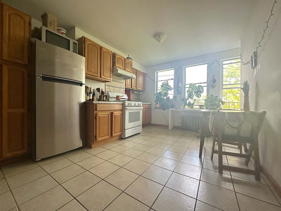 1st image of 532 Leonard St Floor 3