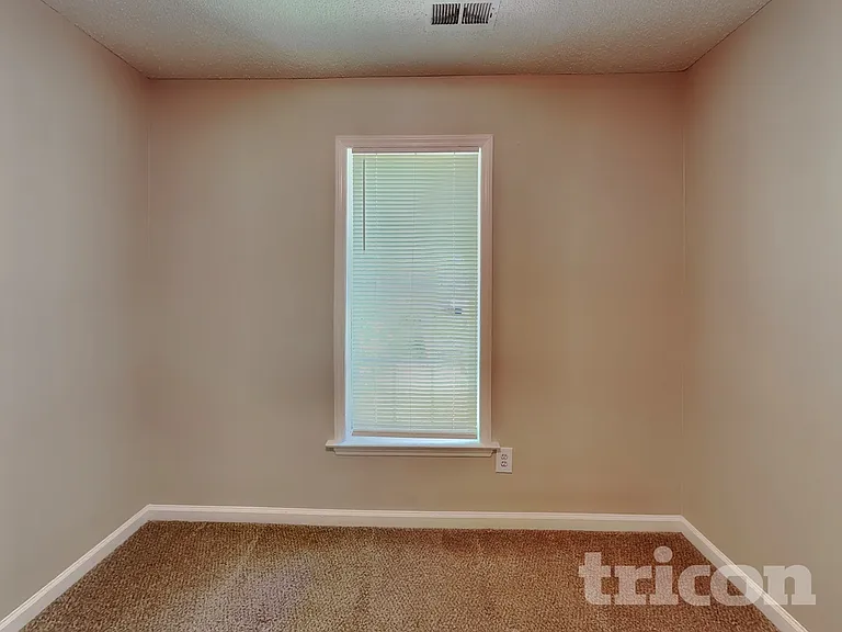 4417 Woodlawn Dr — Photo 12