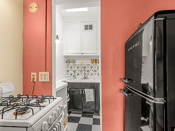 4th image of 240 E 15th St #7A