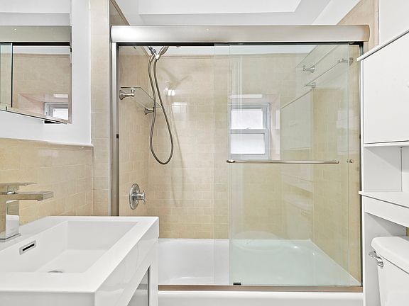 4th image of 121 W 79th St APT 1R