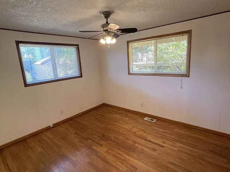 1225 Lee St — Photo 8