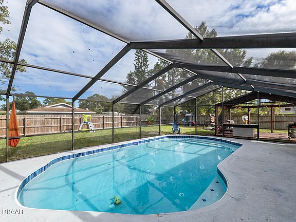 3rd image of 3129 Queen Palm Dr