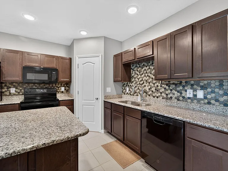 3842 Hampstead Ln — Photo 11