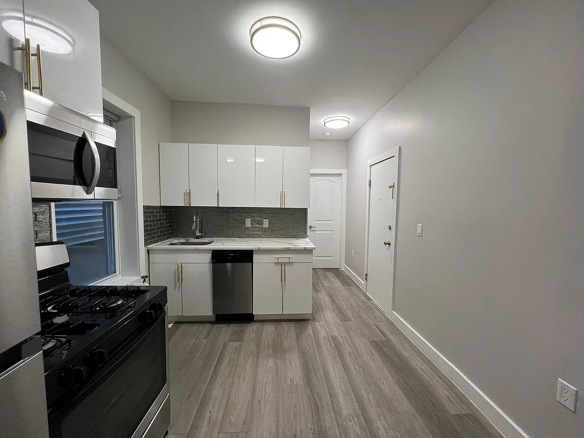 Building Photo - 123 Roosevelt Ave #21