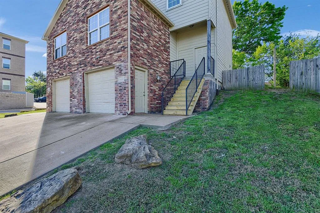 3 bed, 1250 sqft, $1,700 — Photo 2