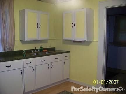 Kitchen 1 : Stove and Refrigerator included