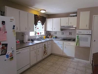 3rd image of 102 N Lark Ln