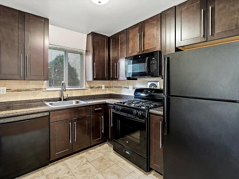 Clinton Manor Arms Apartments — Photo 18