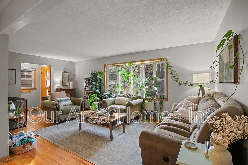 3 bed, 1.0 bath, 1139 sqft, $1,995 — Photo 4