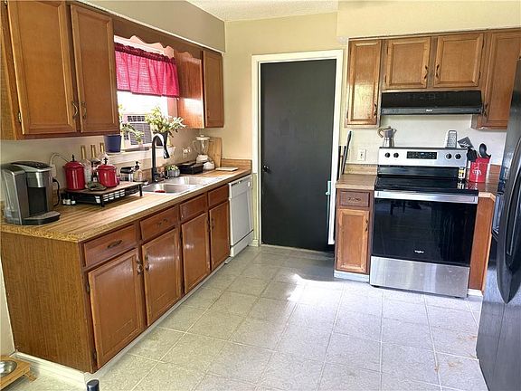 2nd image of 2413 Oriole St