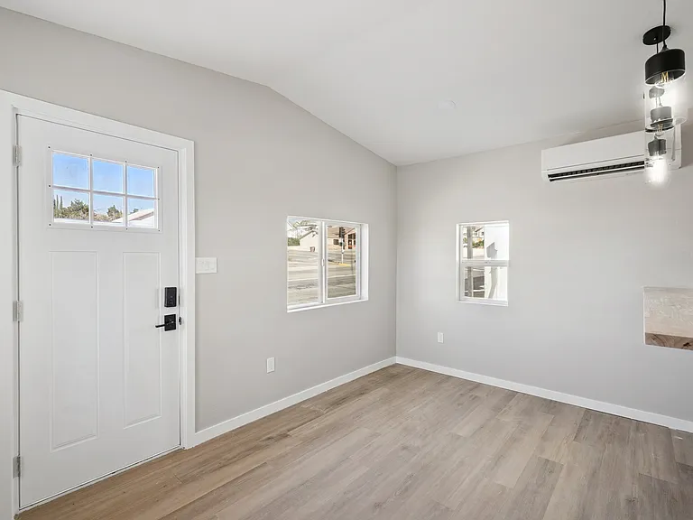 890 E Ash St #4 — Photo 2