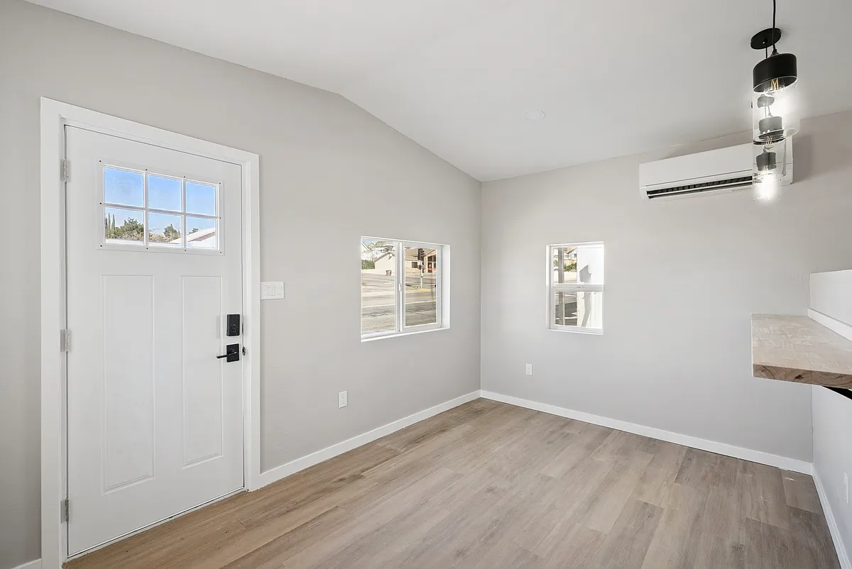 Building Photo - 890 E Ash St #4