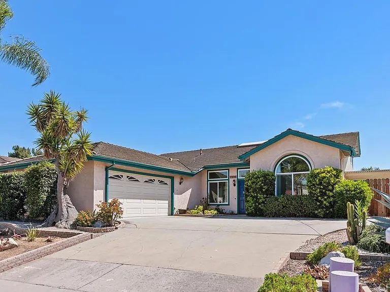 1713 W Country Club Ln W — Photo 1