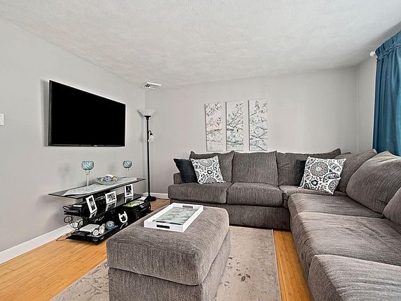 4th image of 550 Plymouth St #2
