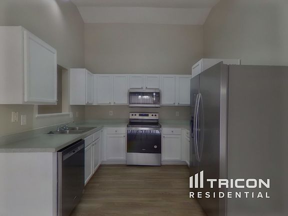 5th image of 220 Crimson Oak Dr