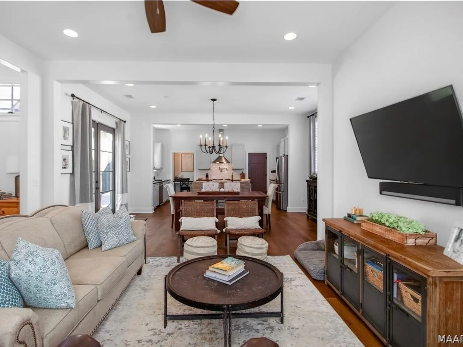 4 bed, 2.5 bath, 2440 sqft, $2,800 — Photo 3