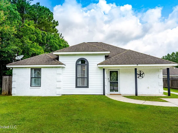 226 Dogwood St, Waveland, MS 39576