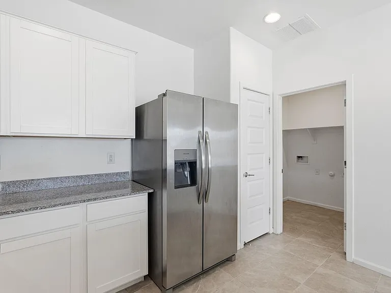 2440 W Bowker St — Photo 19