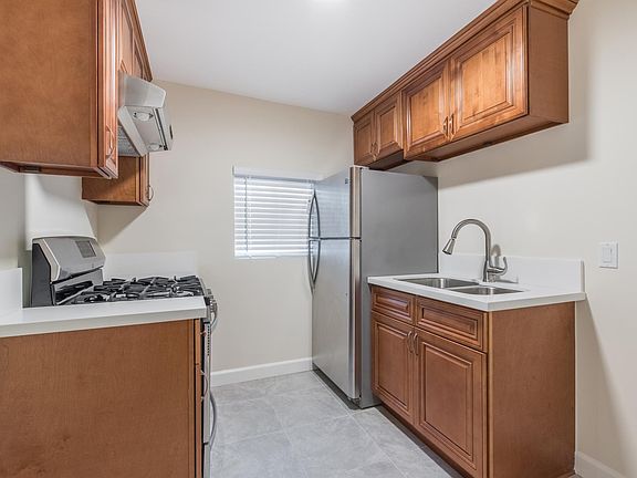 5th image of 900 E Garfield Ave #B