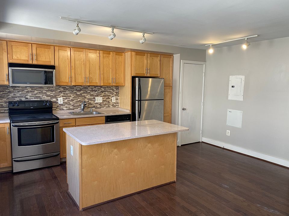 1st image of 212 Oakwood St SE #108