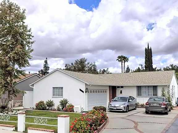 Quiet area, 2 car garage and 3 car parking space in driveway