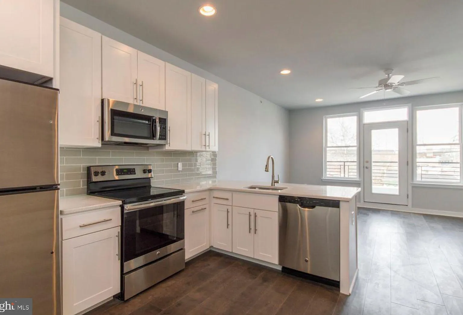 1 bed, 1.0 bath, 725 sqft, $1,895 — Photo 3