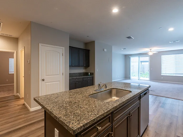 814 Courtney Ct — Photo 6