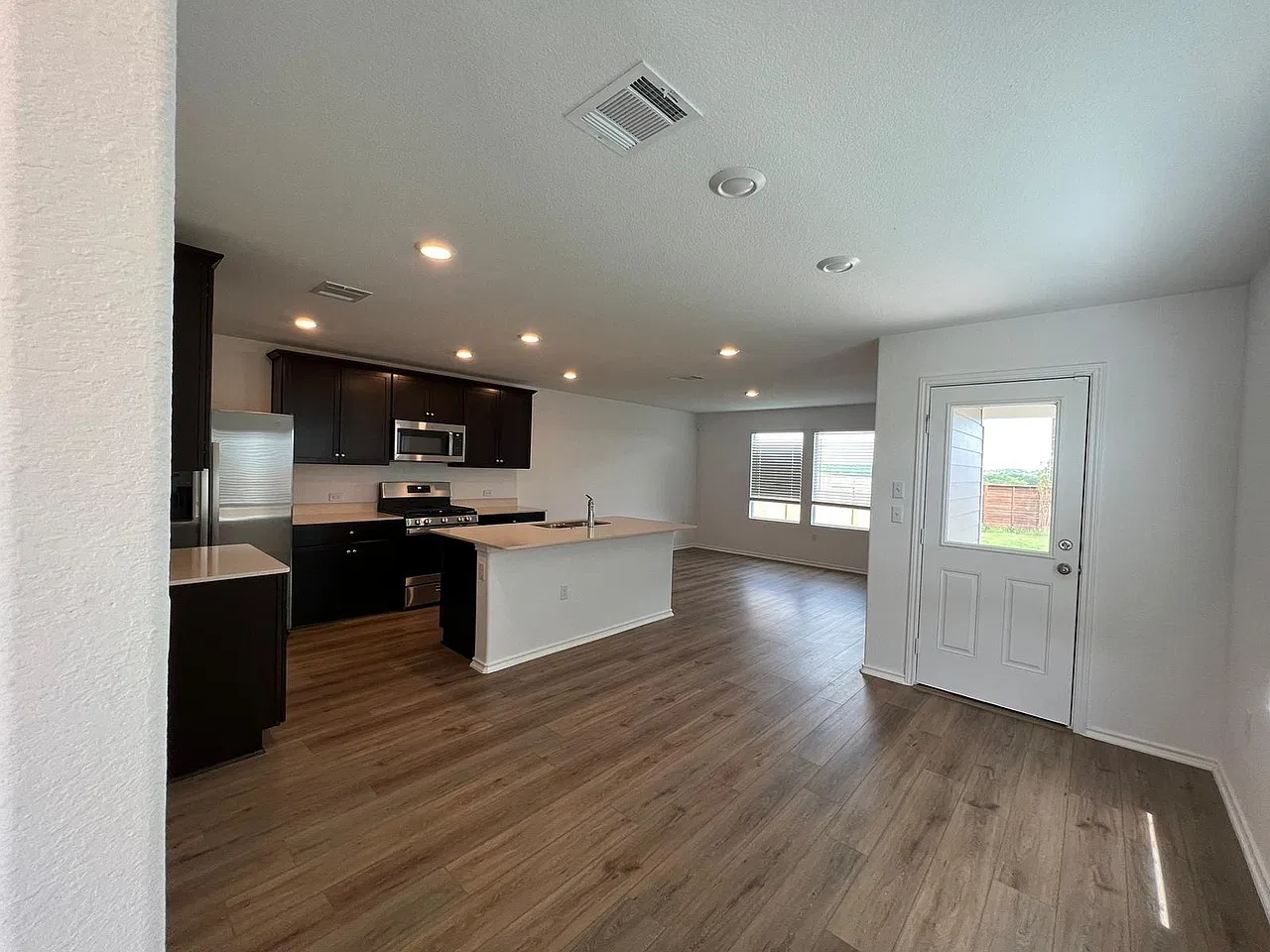 4 bed, 2.5 bath, 1576 sqft, $2,600 — Photo 4
