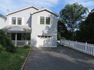 85 Overlook Dr, Valhalla, NY 10595